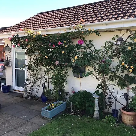 Annexe In Lymington With Private Use Of Hot Tub Apartment Everton Exterior photo