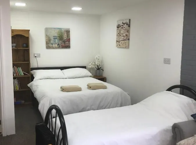 Annexe In Lymington With Private Use Of Hot Tub